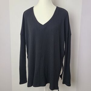 The Group Babaton Aritzia Traverse v-neck long sleeve shirt, Sz L (Ptp 25")